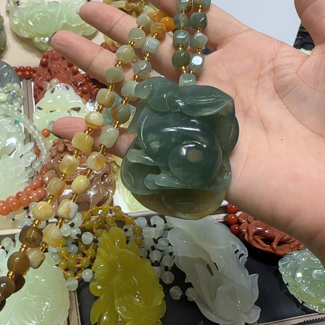 未镶嵌蛇纹石玉吊坠