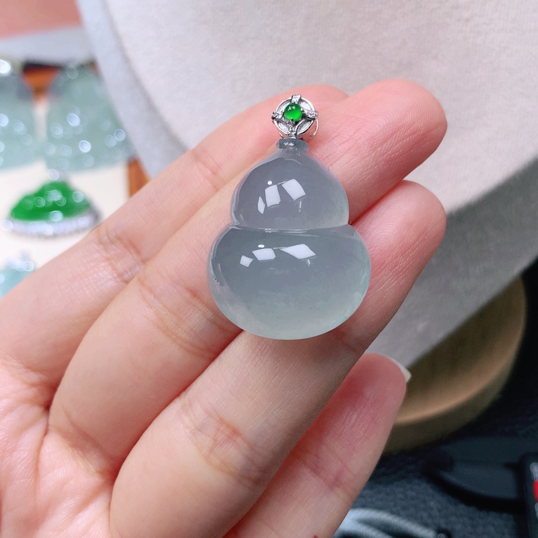 颈饰18K金镶嵌翡翠葫芦