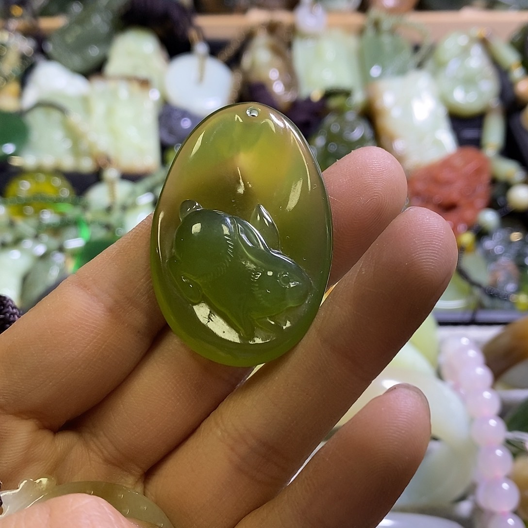 岫玉未镶嵌颈饰一个