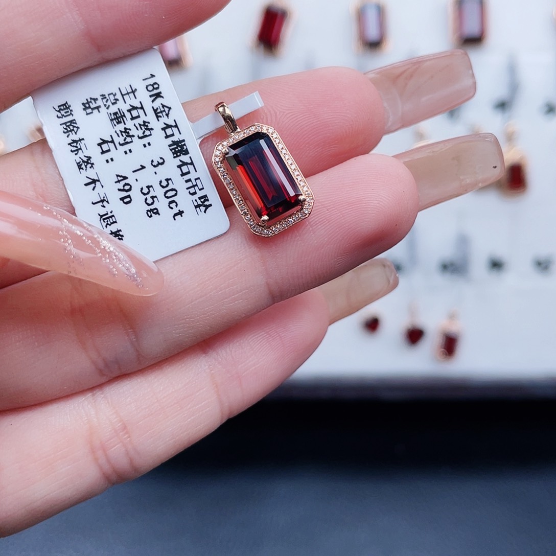 18K金镶嵌吊坠(不含链)石榴石