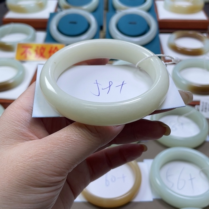 和田玉手镯未镶嵌旺****糖