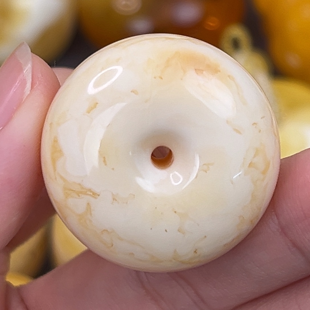 未镶嵌琥珀珠宝奇石粉白浓蜡扣子