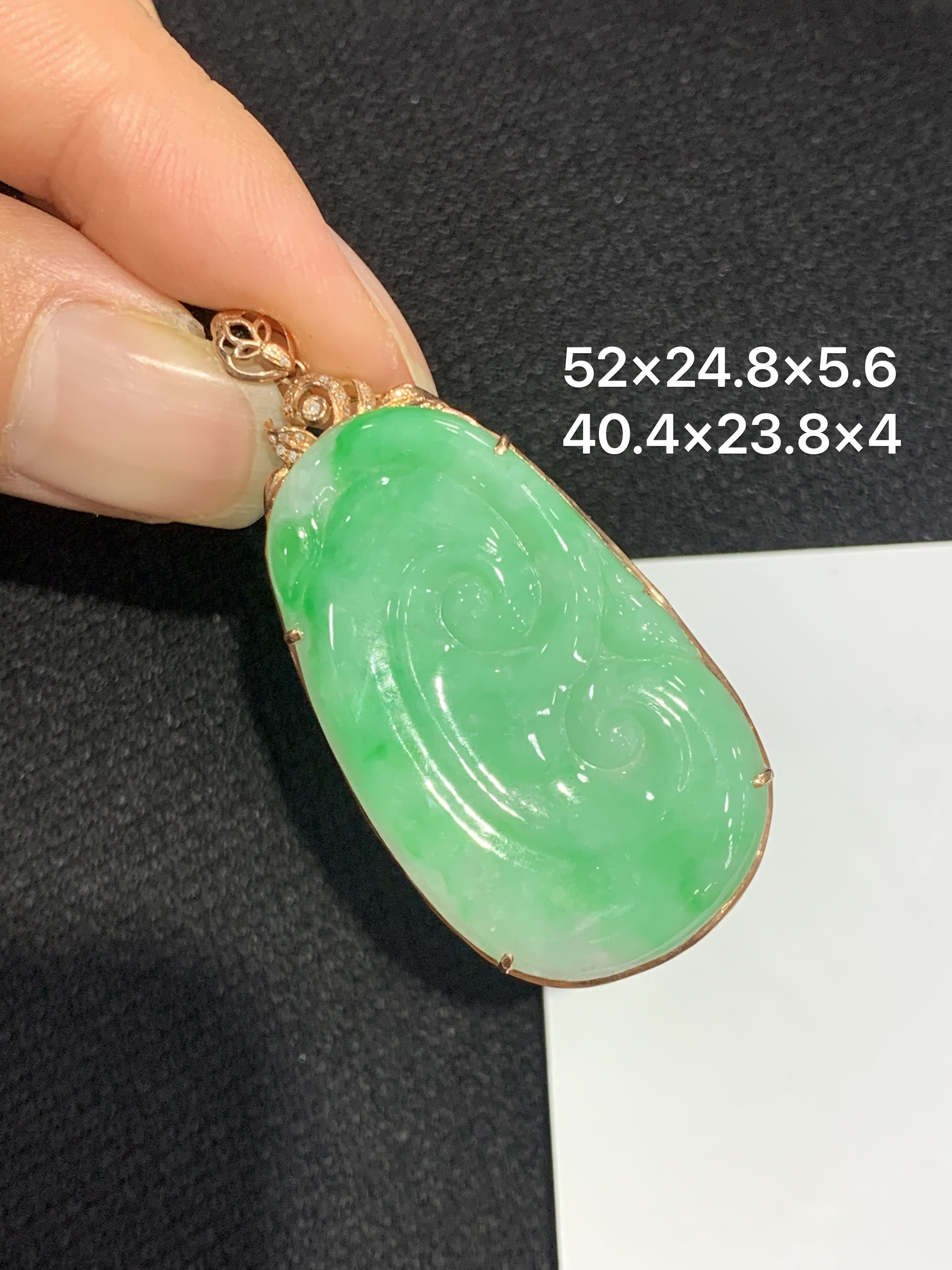18K金镶嵌天然缅甸翡翠阳绿如意吊坠