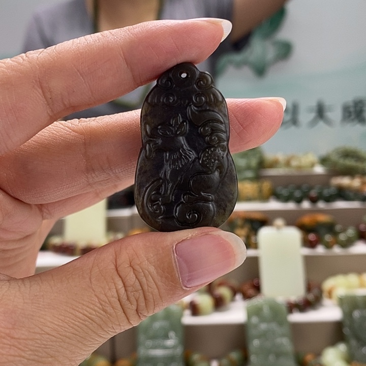 和田玉未镶嵌颈饰微瑕