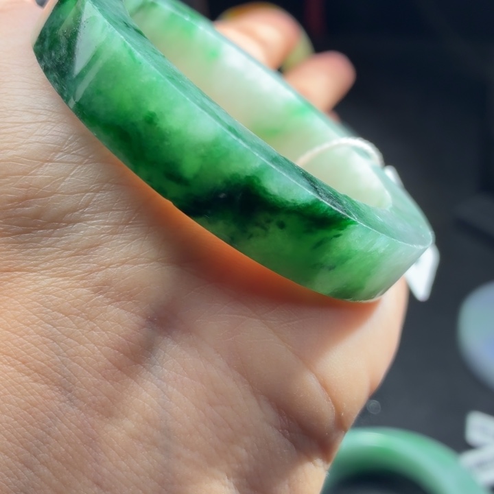 定制翡翠未镶嵌翡翠手镯