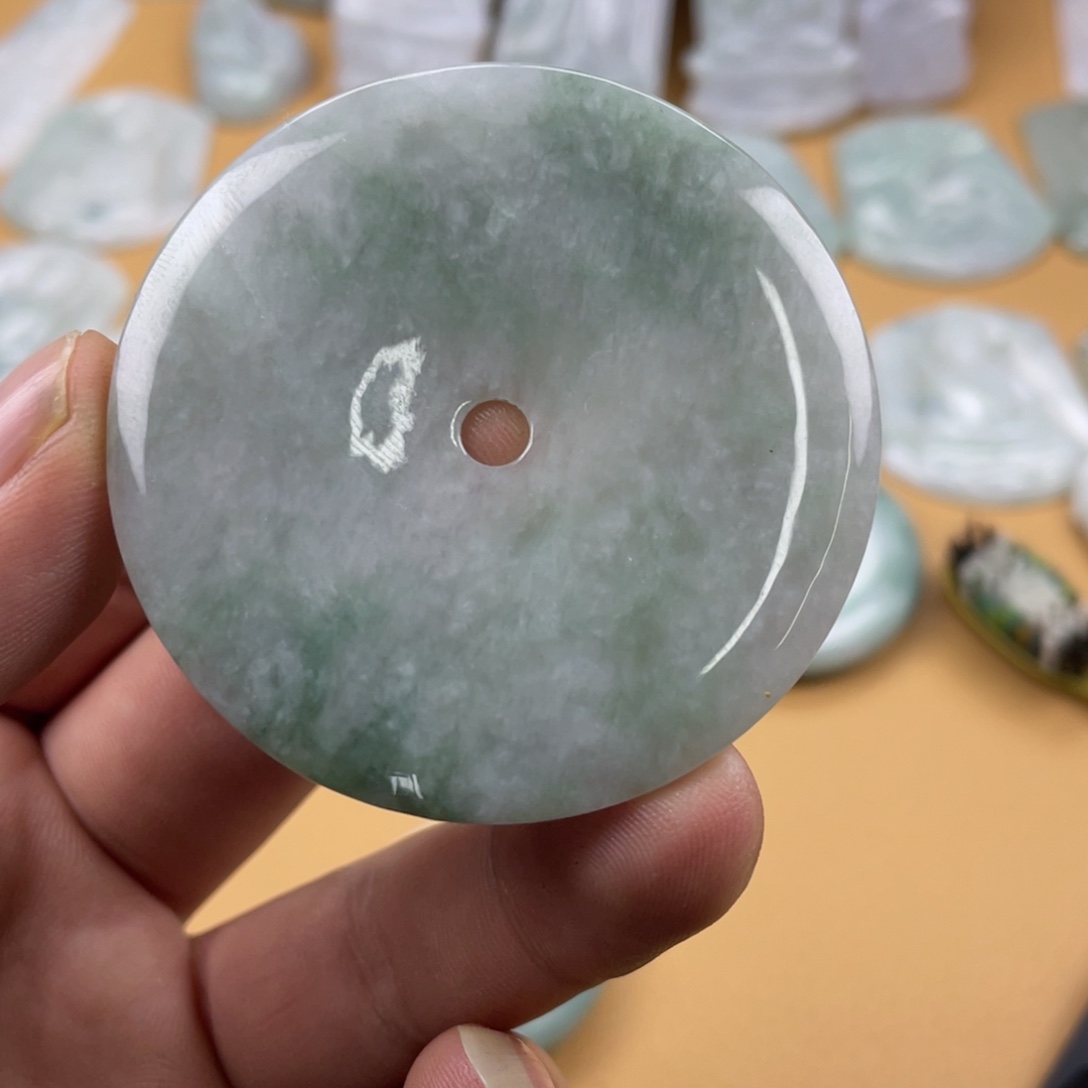 翡翠未镶嵌颈饰平安扣