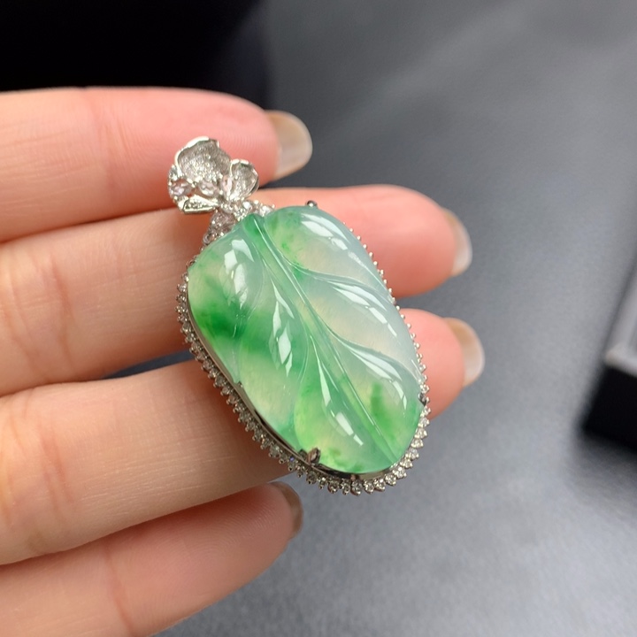 翡翠颈饰18K金镶嵌翡翠