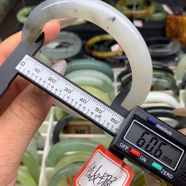 蛇纹石玉未镶嵌手镯325