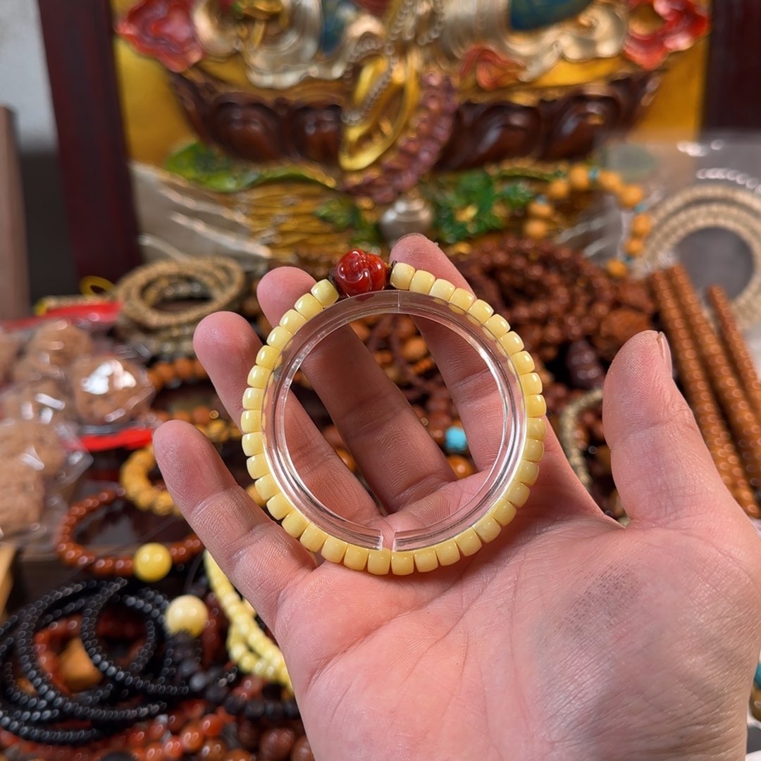 琥珀手链未镶嵌九*。