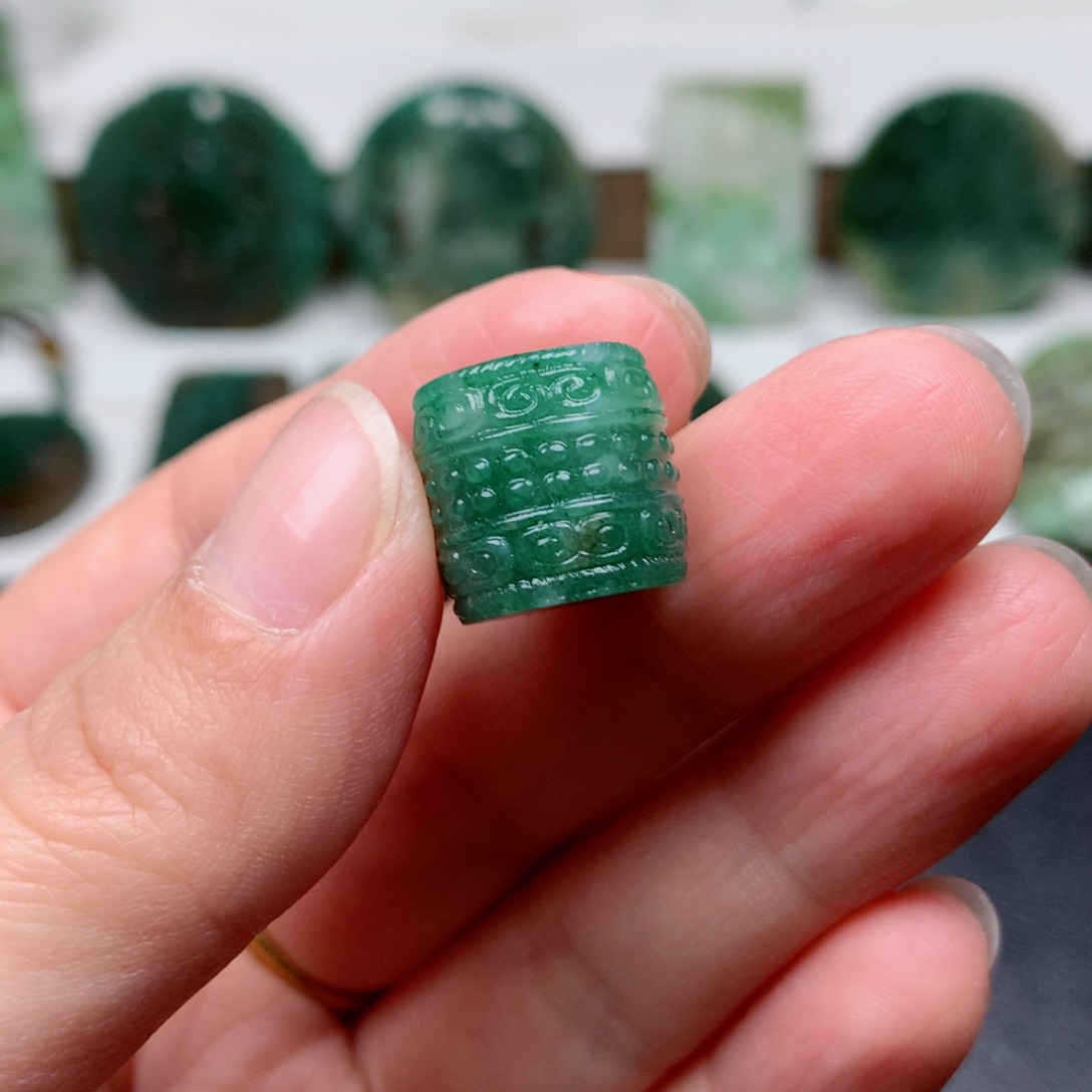 独山玉未镶嵌颈饰