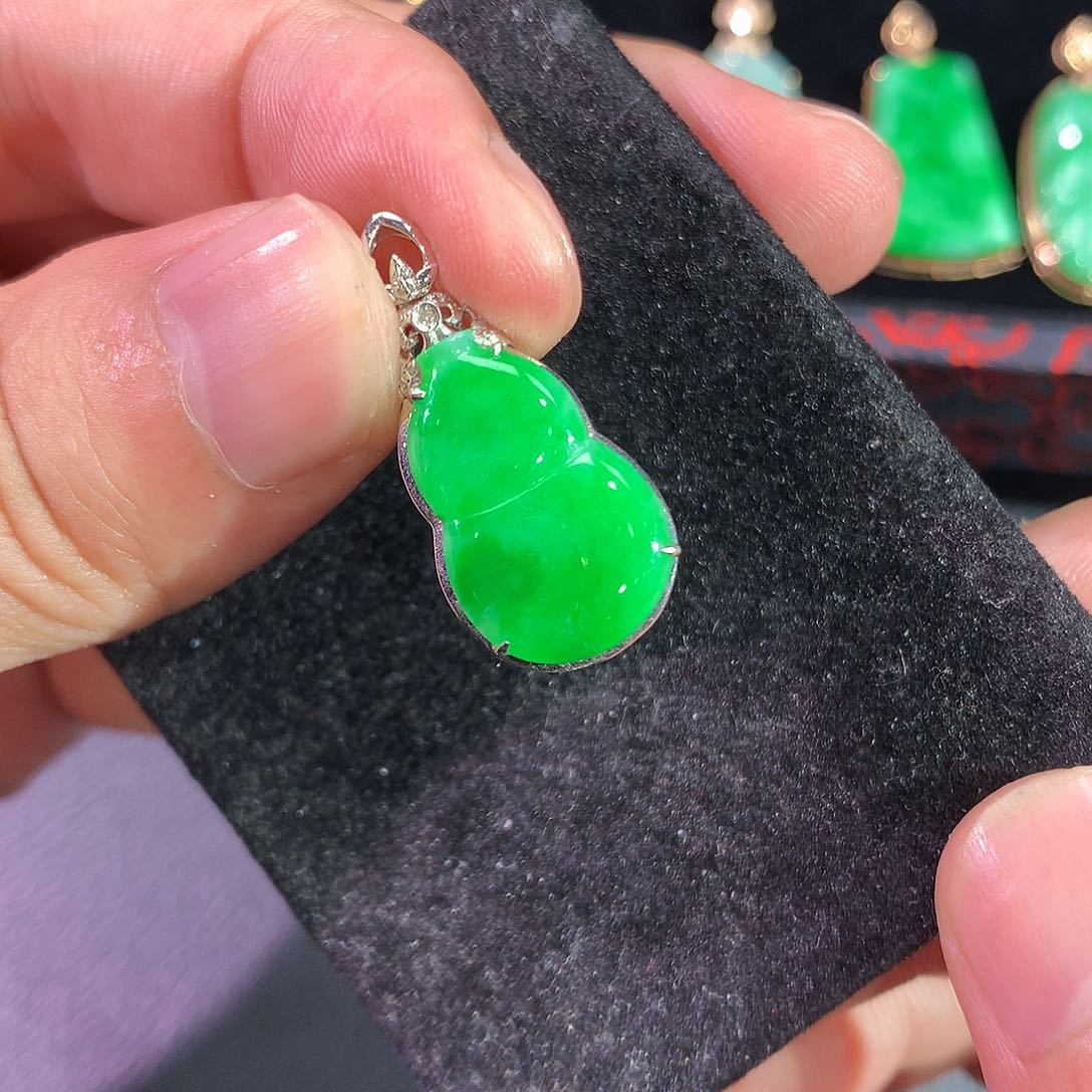 翡翠吊坠(赠链)18K金镶嵌