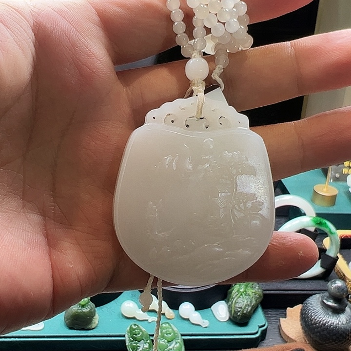 梨***飞未镶嵌和田玉挂件