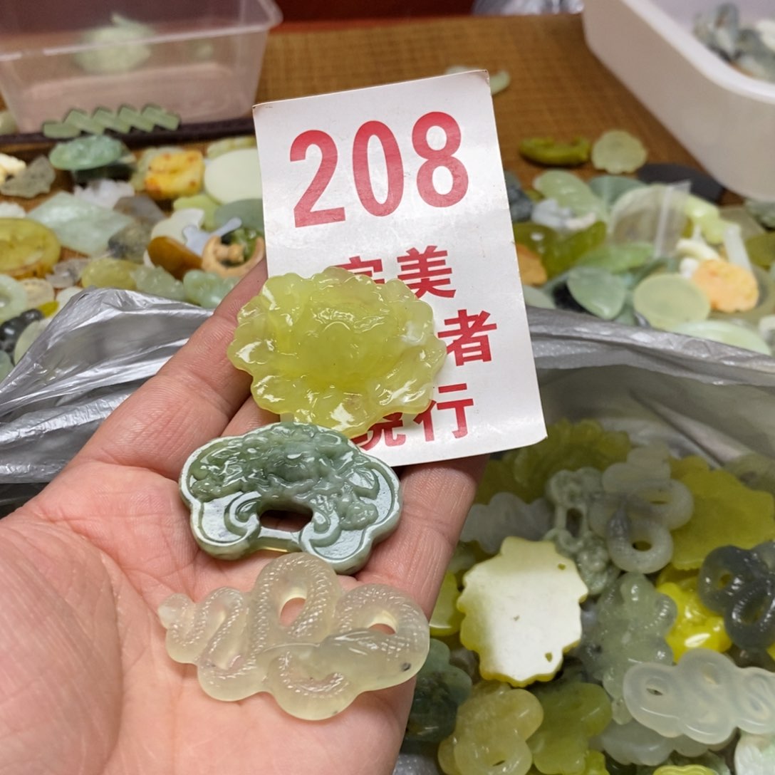 蛇纹石玉挂坠未镶嵌