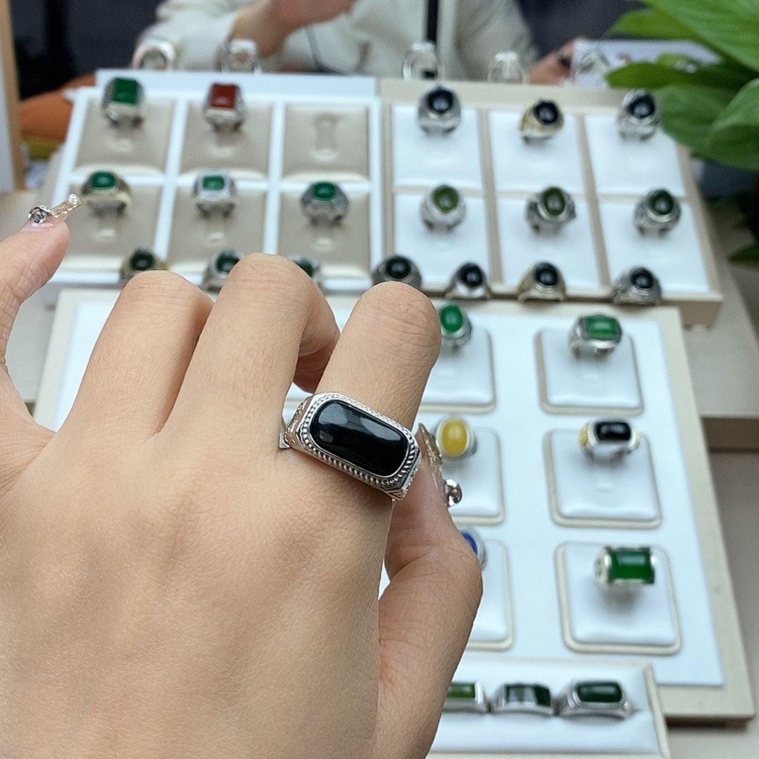 和田玉银S925镶嵌戒指喝***墙