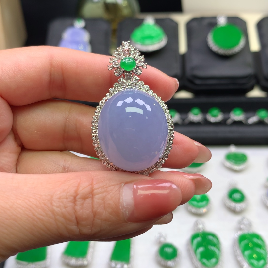 翡翠吊坠(不含链)18K金镶嵌?**哒