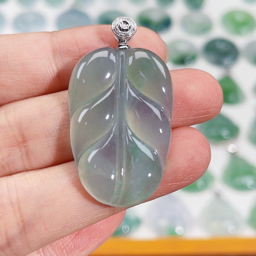 颈饰18K金镶嵌翡翠吊坠