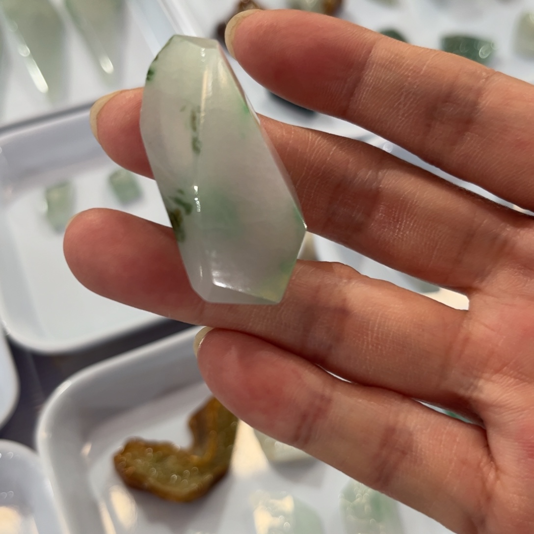 定制翡翠未镶嵌特色飘花翡翠片料