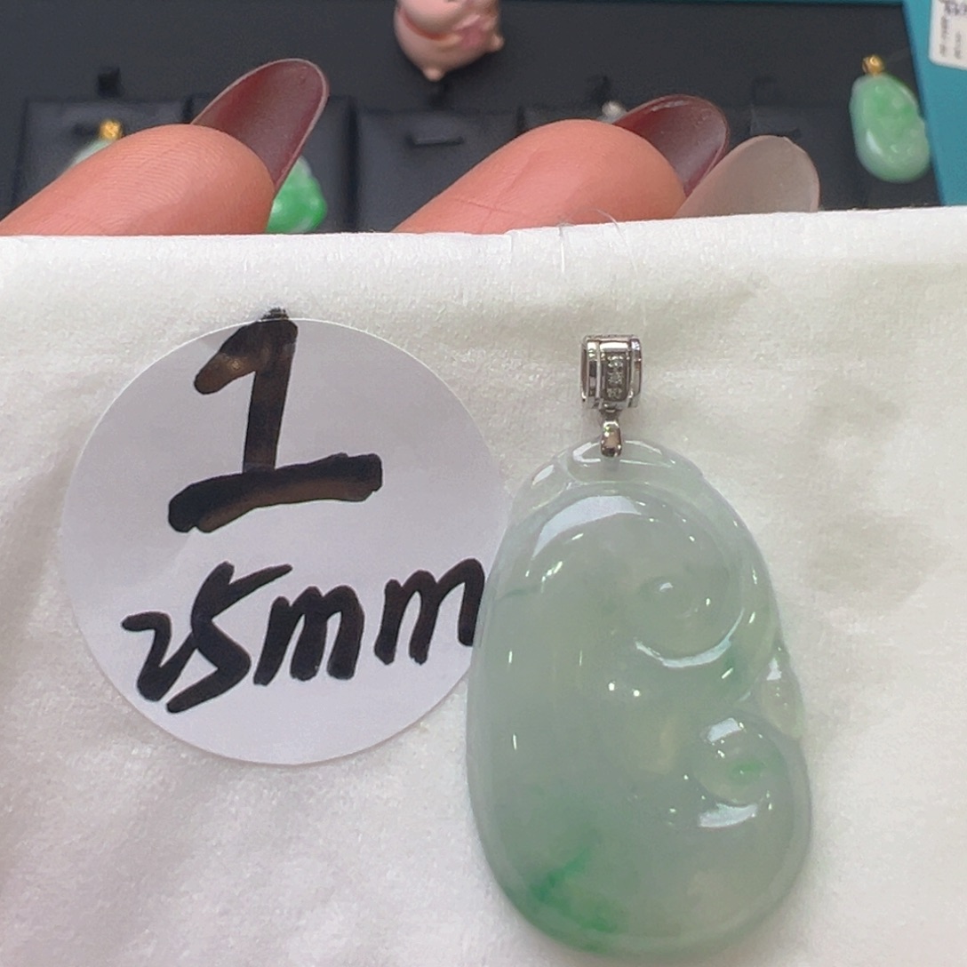 翡翠18K金镶嵌颈饰