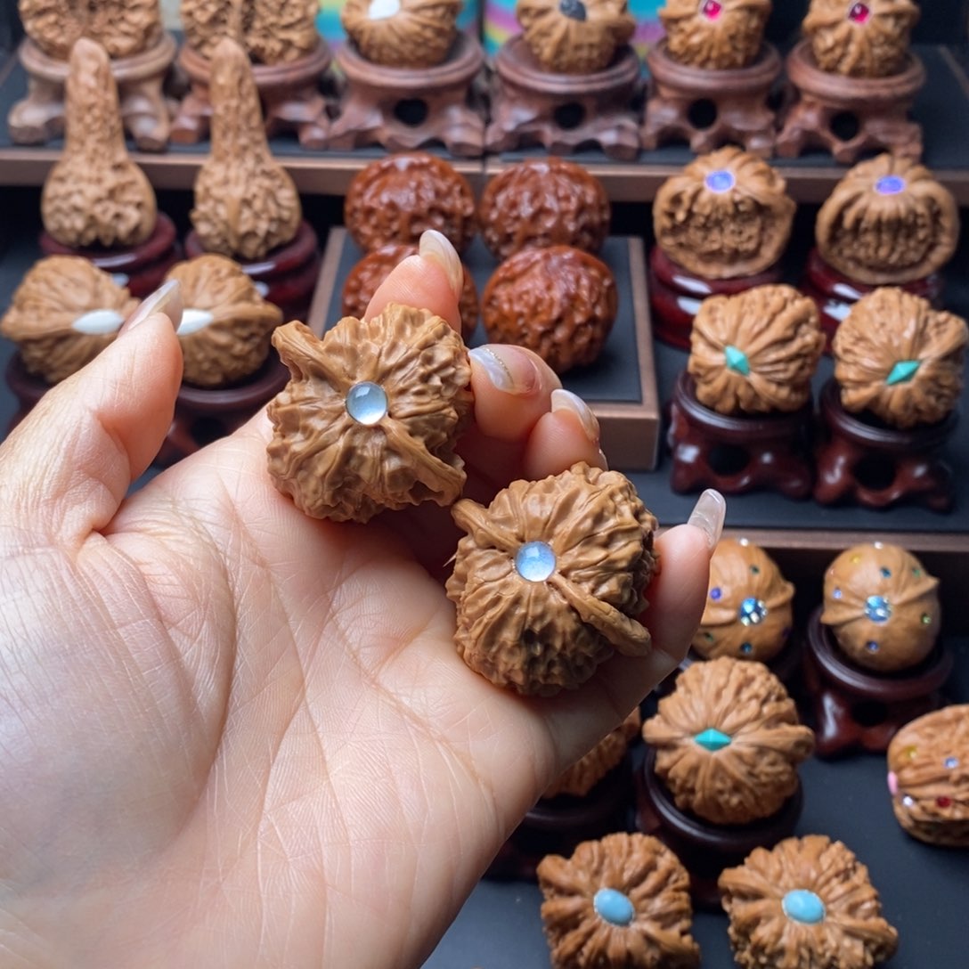 文玩核桃吊坠野狼