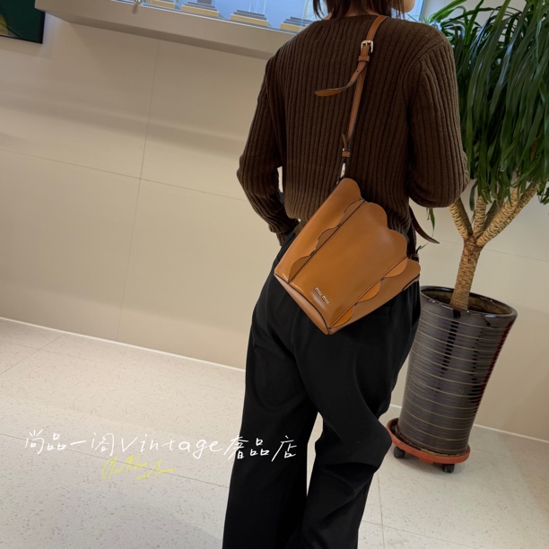 95新 MIU MIU/缪缪 尚品一阁/焦糖色水桶斜挎包
