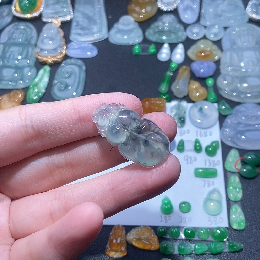 翡翠颈饰未镶嵌金鱼