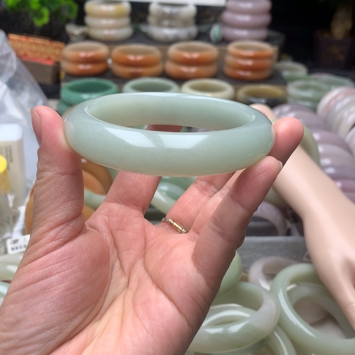沐***们石英质玉（佘太翠）未镶嵌手镯