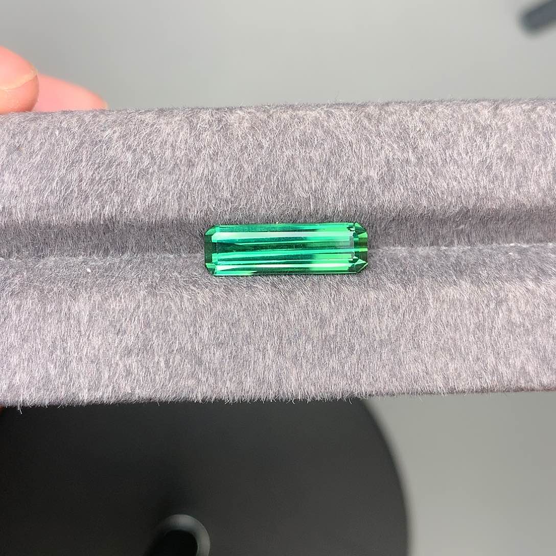 碧玺珠宝奇石未镶嵌电光绿碧玺4.33克拉未镶嵌
