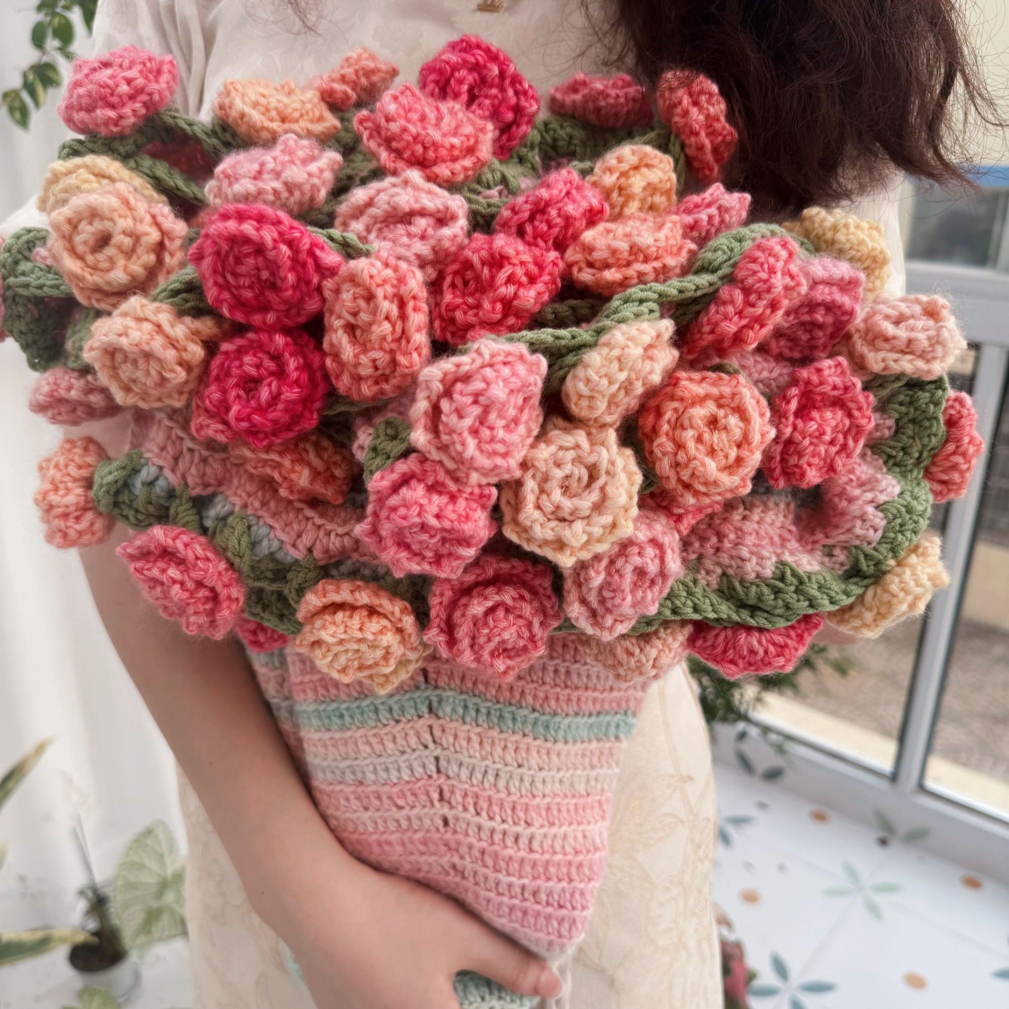 雪妃尔琉璃云段染纱线花束毯材料包【含钩针，记号扣】