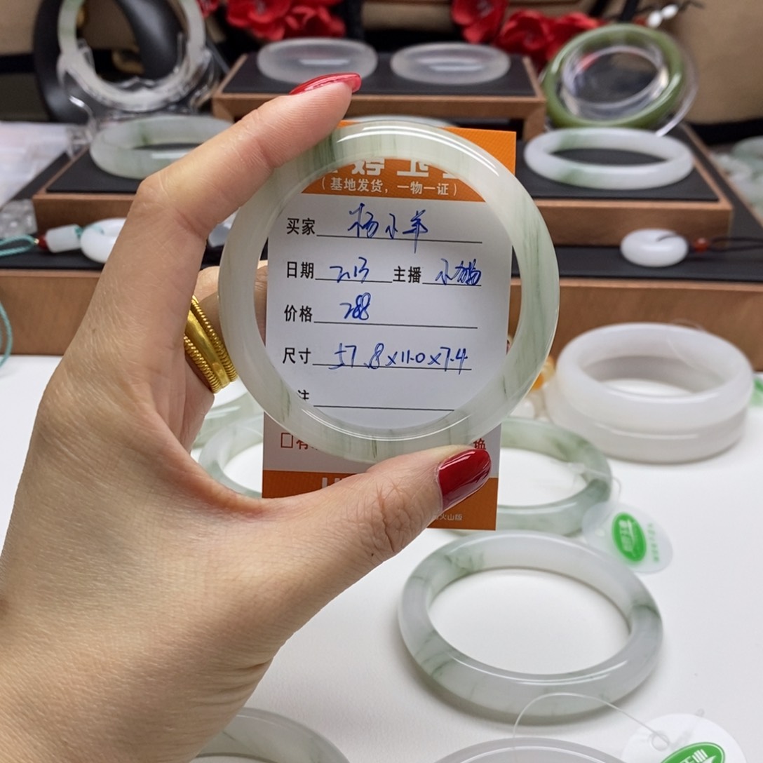 石英质玉手镯未镶嵌杨**