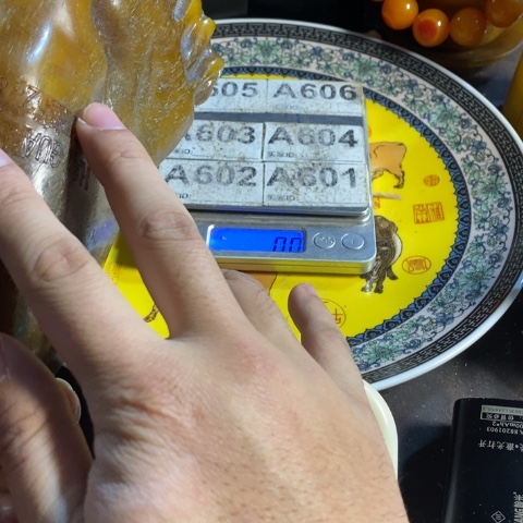 瓷片用****4寻呼台的一位官员告诉记者他