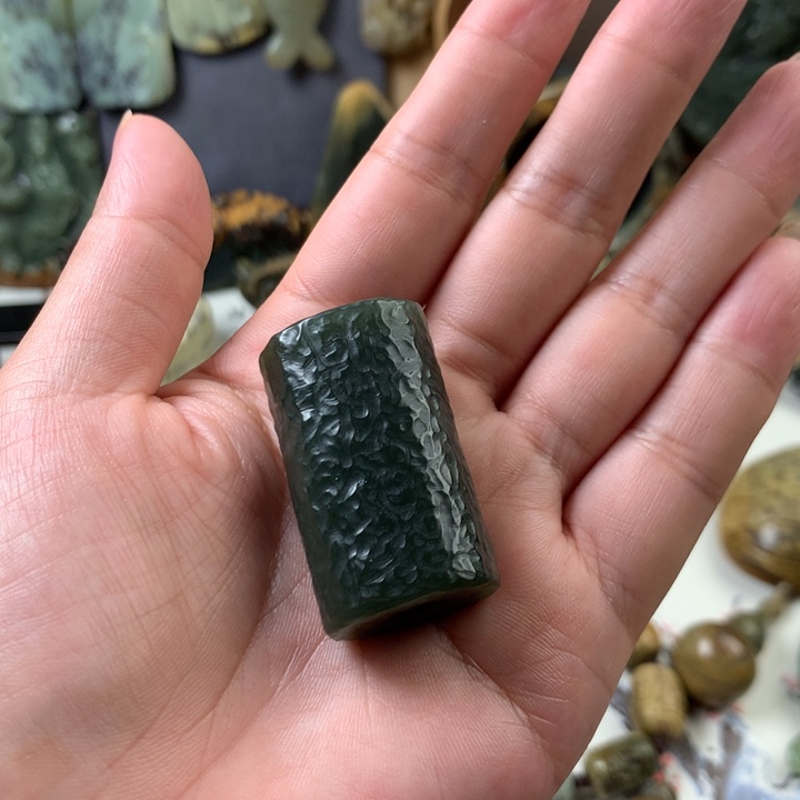 透闪石质玉未镶嵌颈饰