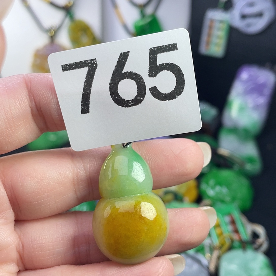 翡翠未镶嵌吊坠(赠链)