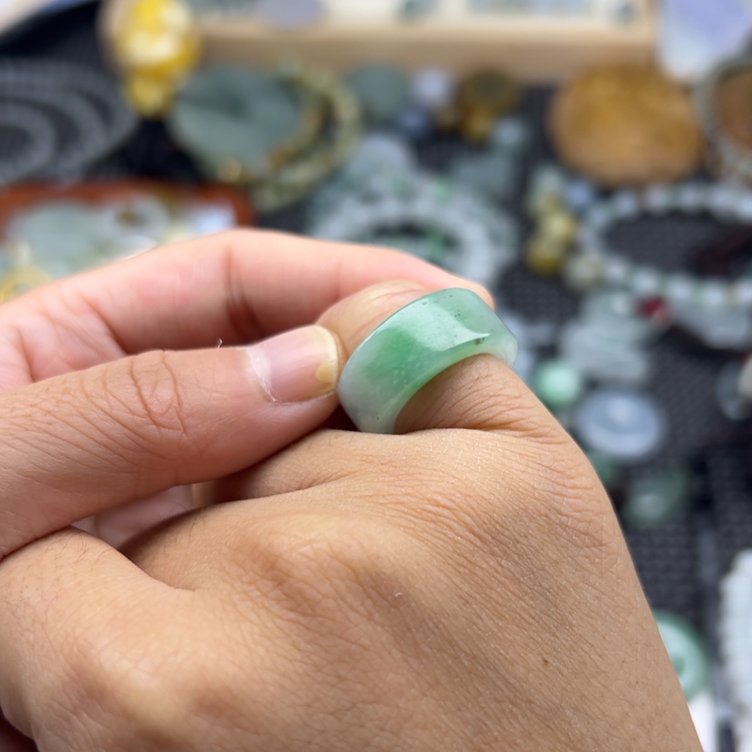 颈饰未镶嵌翡翠戒圈