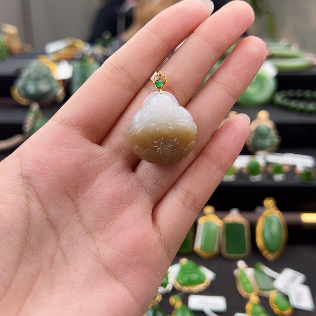 和田玉18K金镶嵌吊坠(不含链)糖白抱抱佛25mm