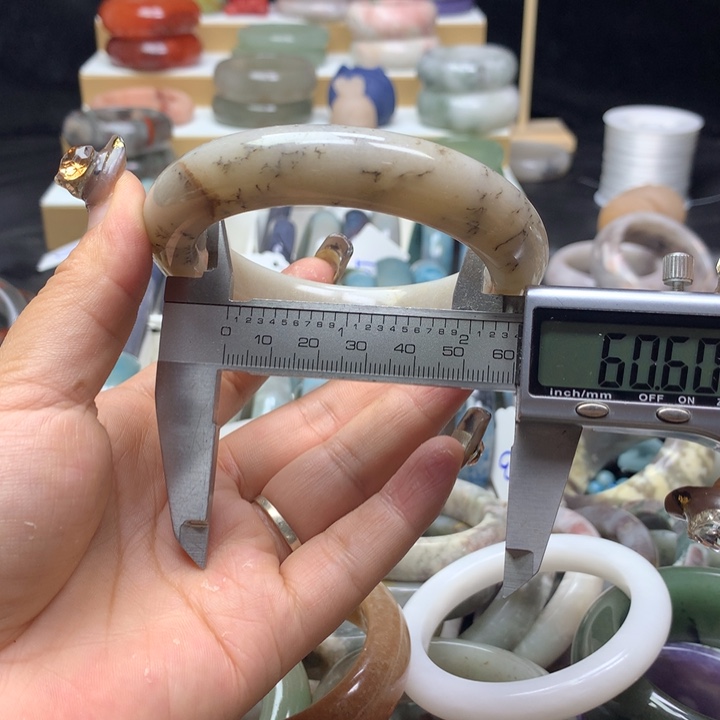 未镶嵌手镯石英质玉