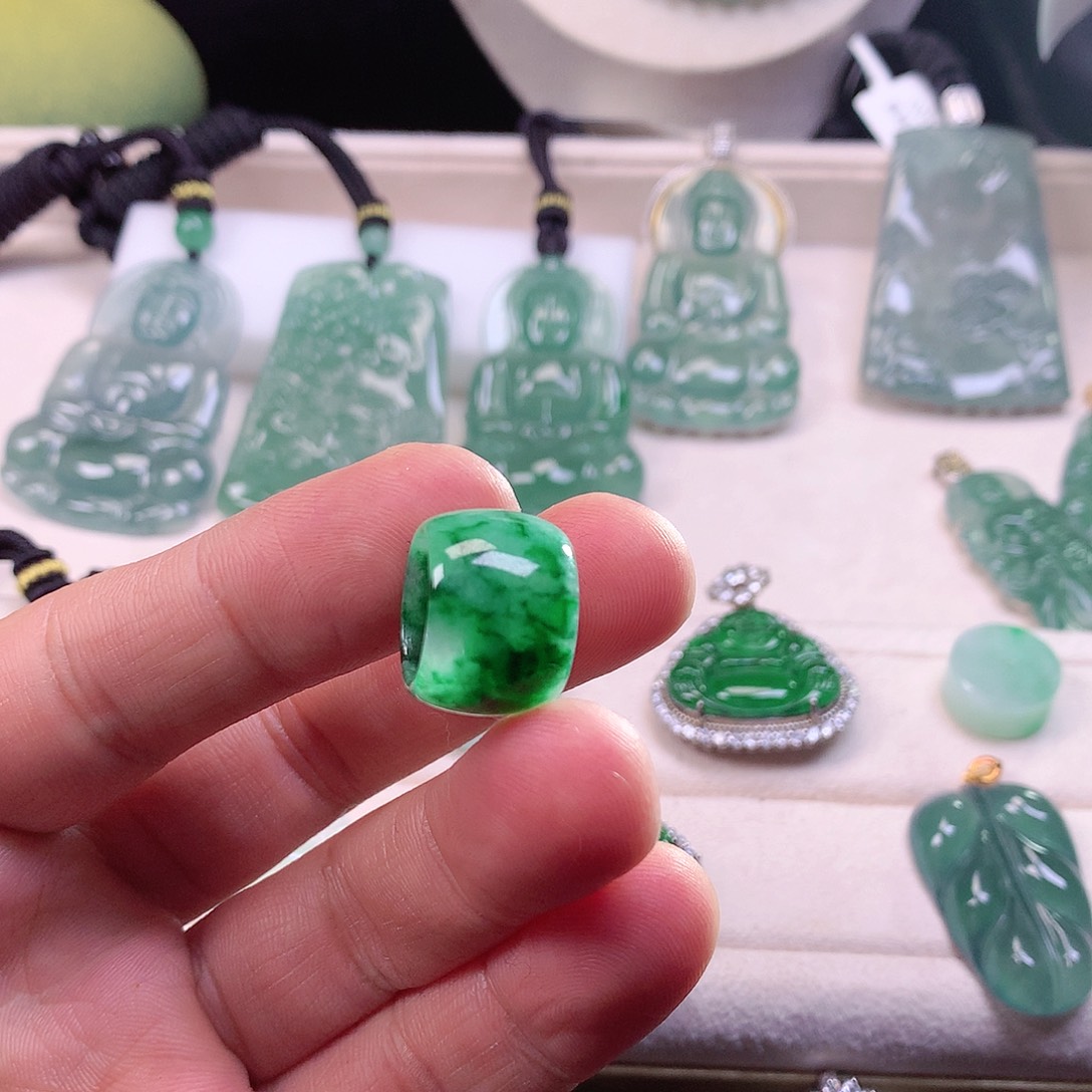 翡翠颈饰未镶嵌翡翠