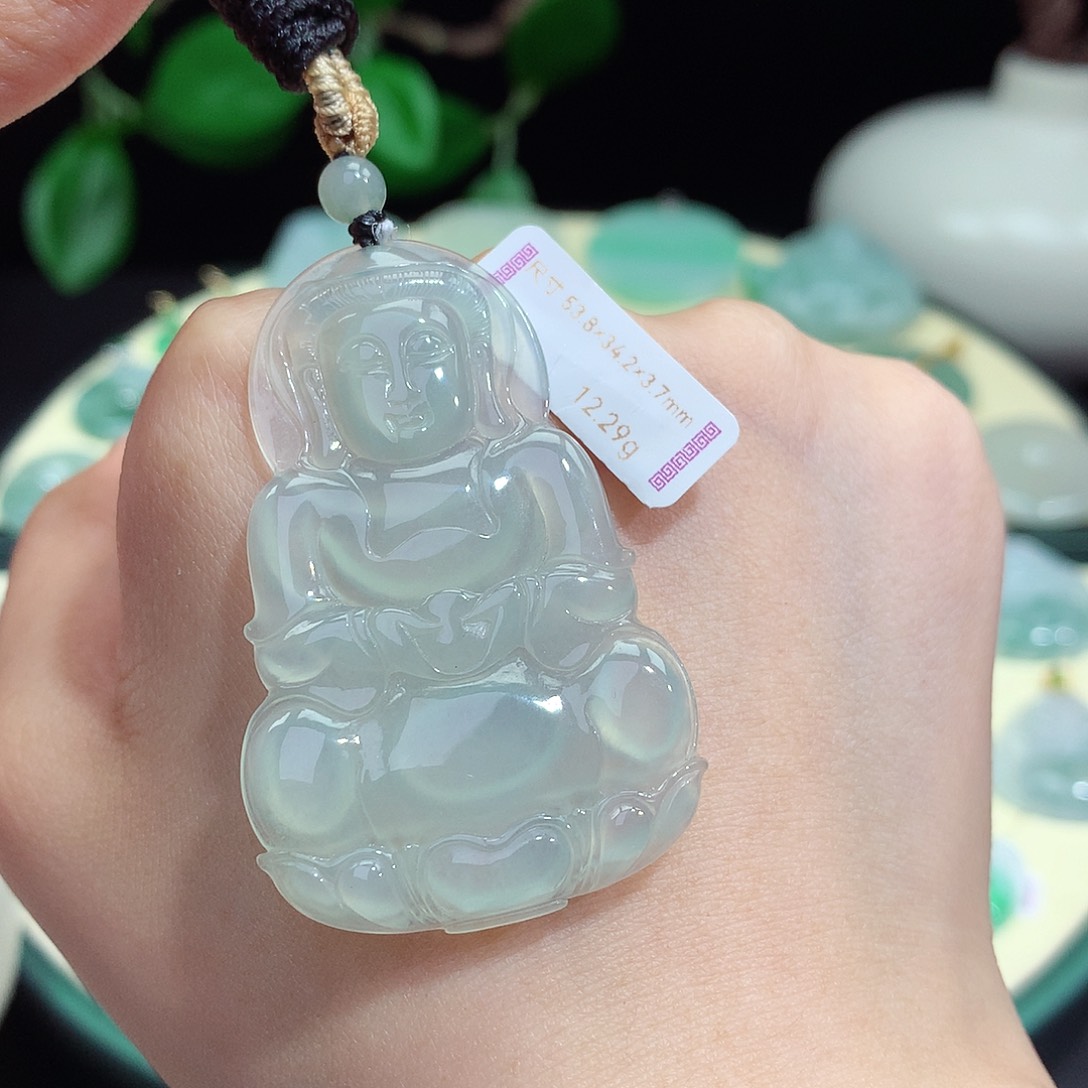 翡翠未镶嵌颈饰观音