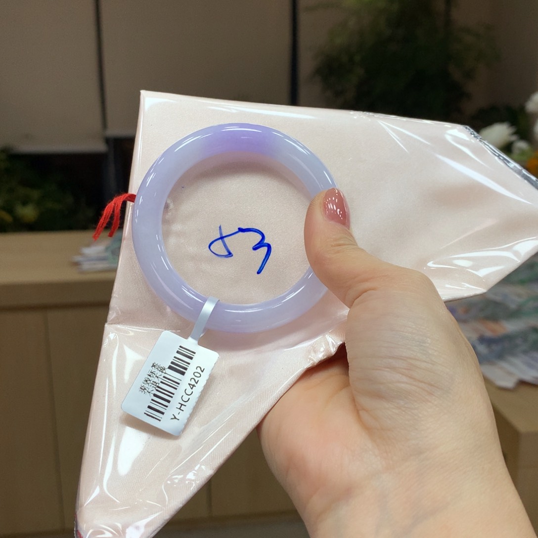 翡翠手镯未镶嵌不退不换