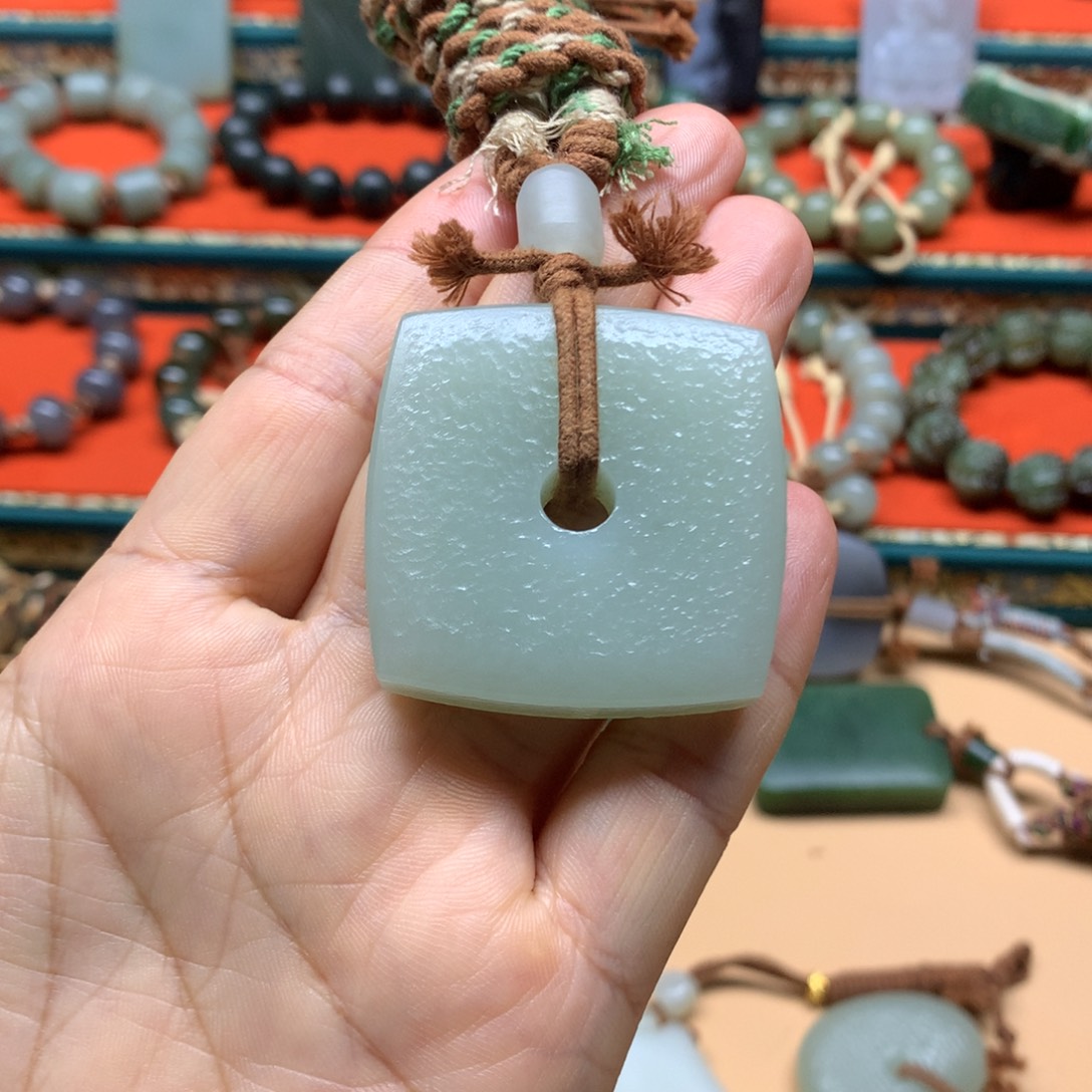 偏***由颈饰未镶嵌和田玉