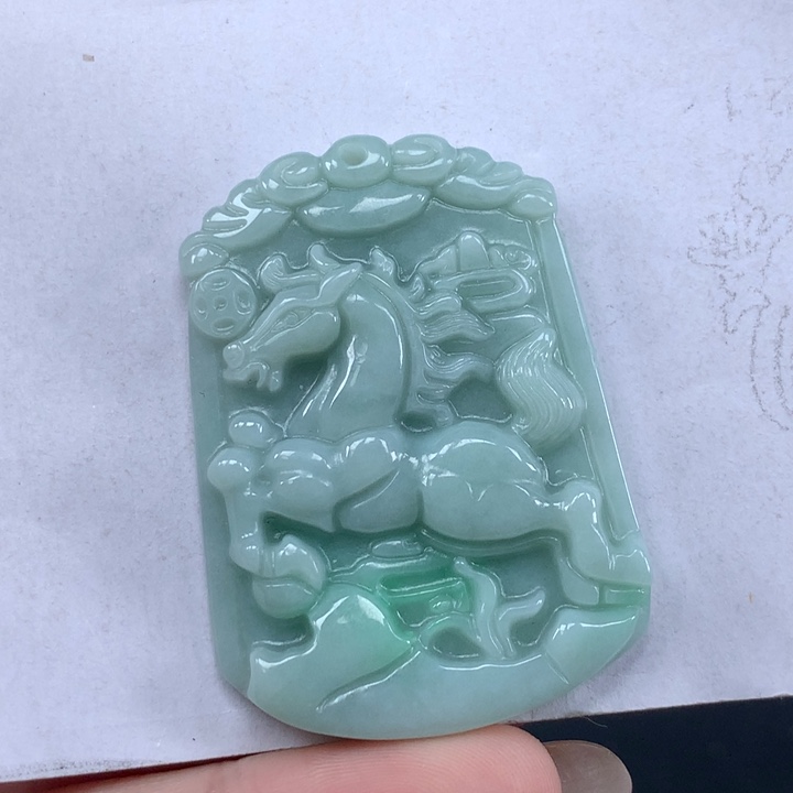 颈饰未镶嵌翡翠马