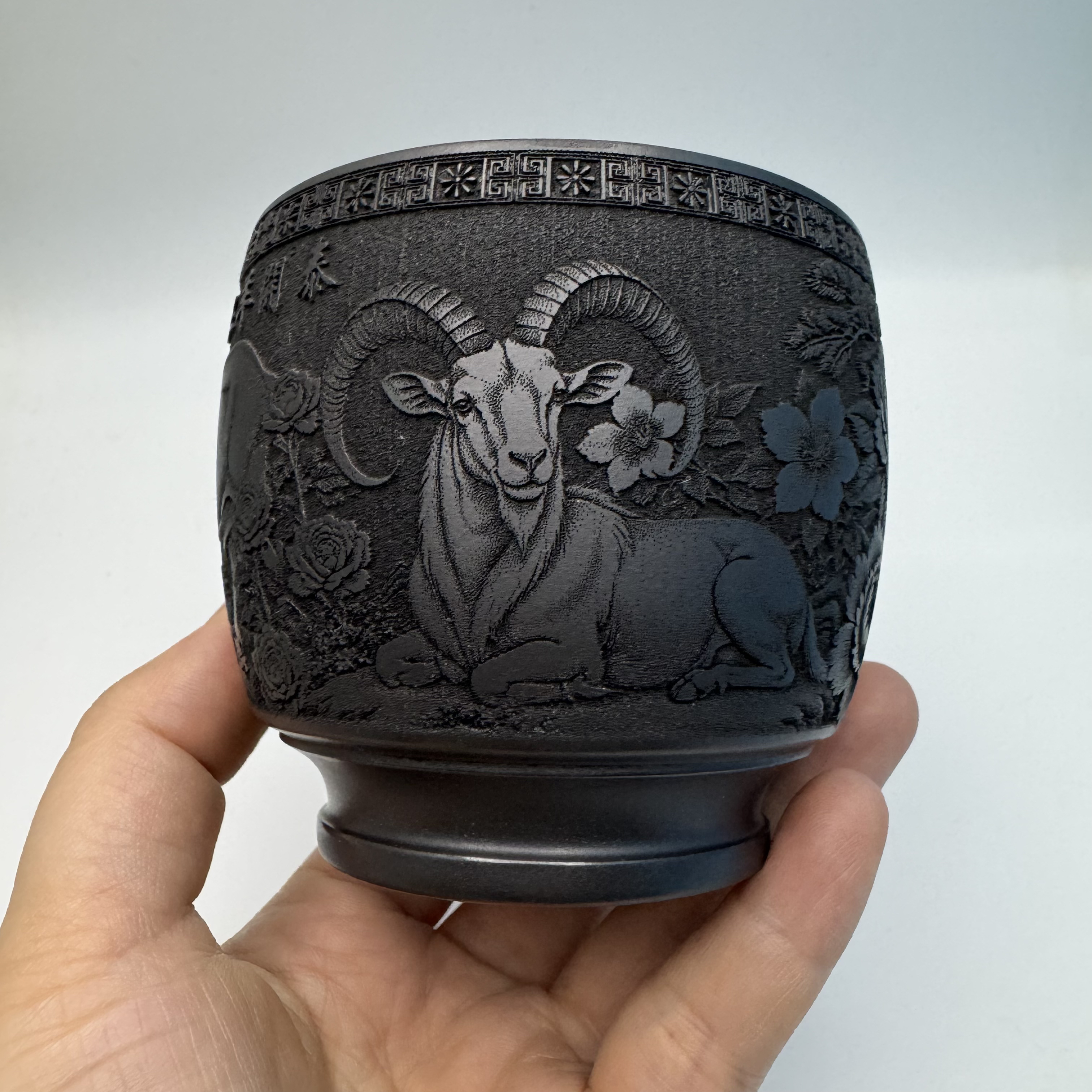 宜兴原矿紫砂全手工石黄立体浮雕刻绘三羊开泰主人杯150cc