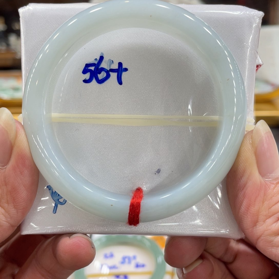 翡翠手镯未镶嵌翡翠手镯