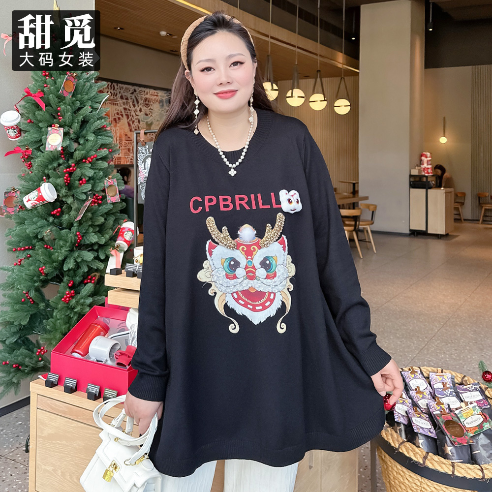 甜觅特大码女装2025冬装胖mm300斤洋气钉珠龙印花中长款新年毛衣
