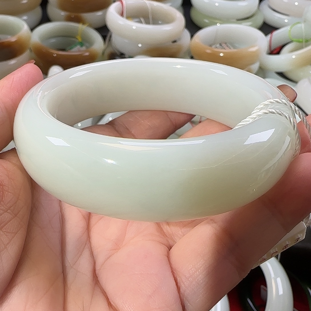 和田玉未镶嵌手镯