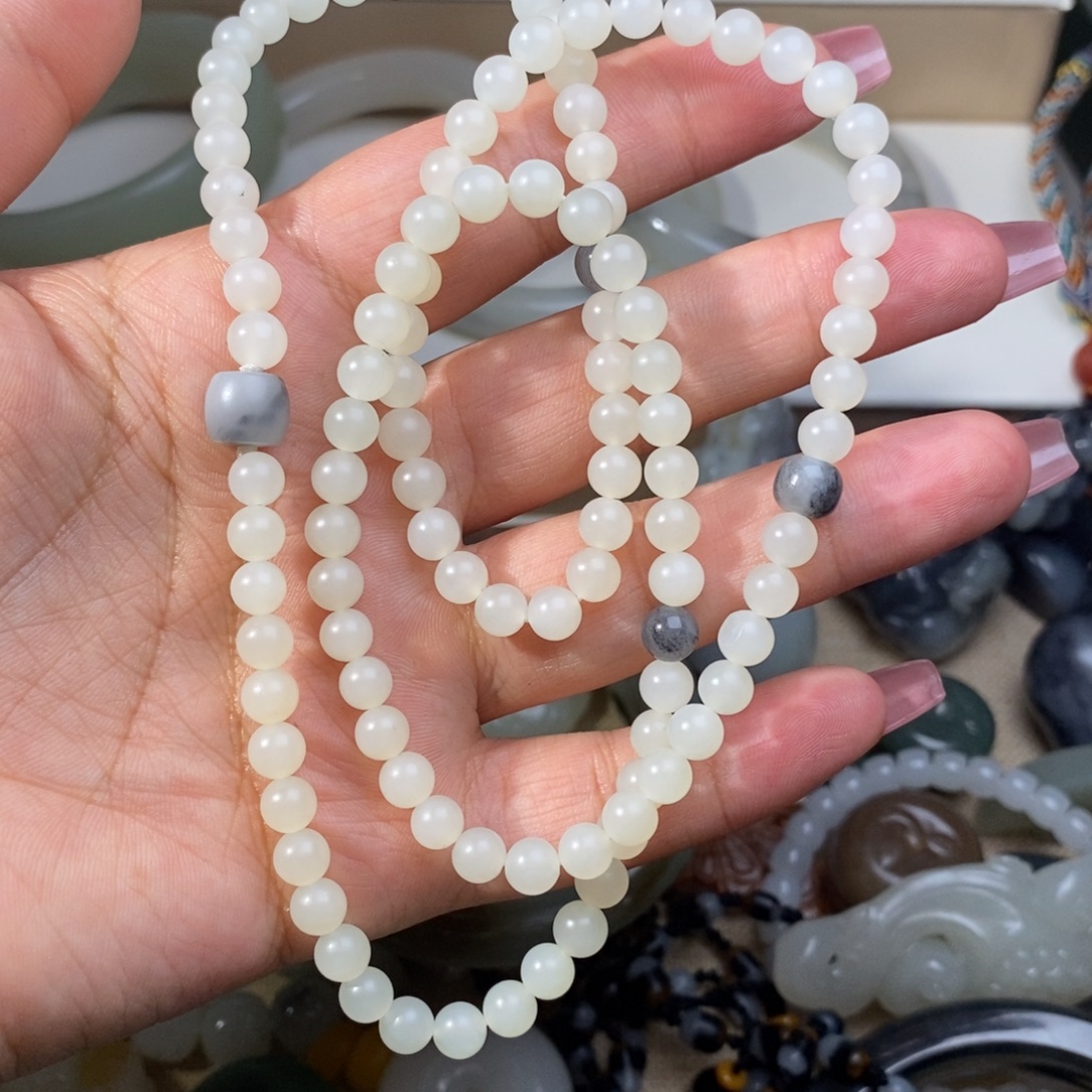 卫***卫颈饰未镶嵌和田玉