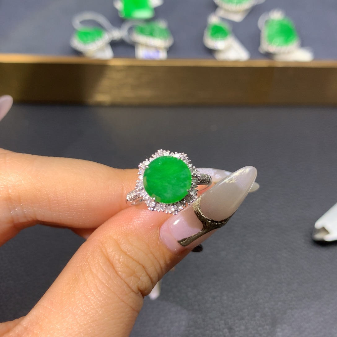 翡翠戒指18K金镶嵌翡翠