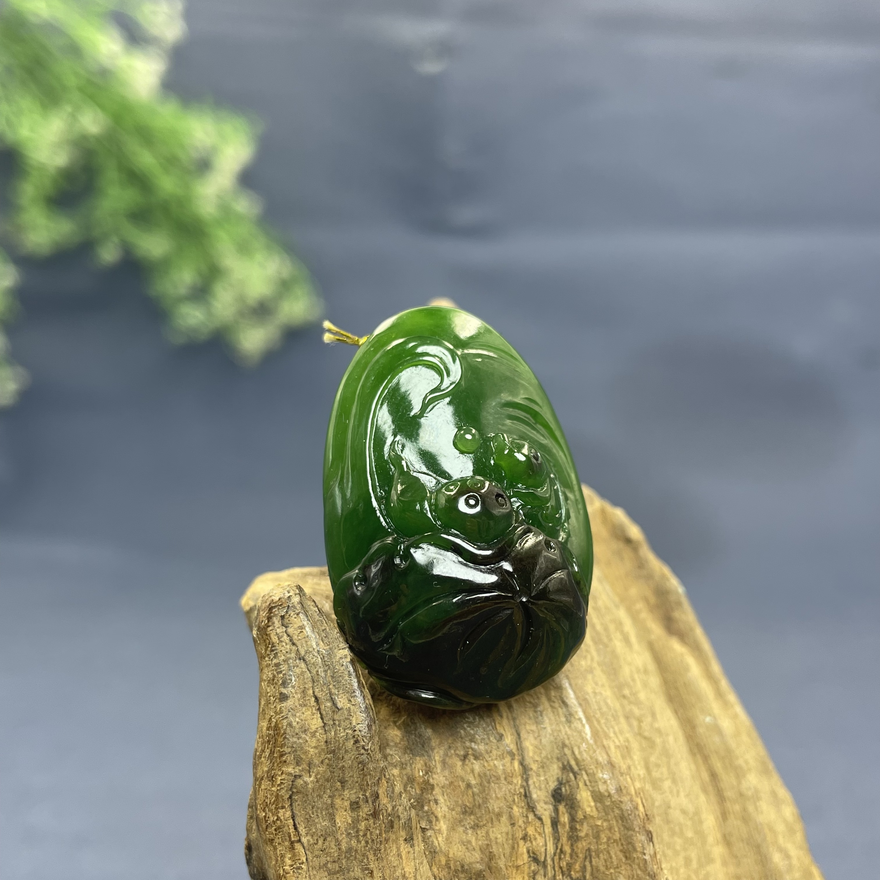 碧玉俄七红皮老料连年有余挂件如鱼得水