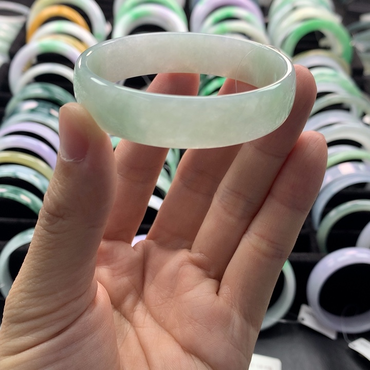 翡翠手镯未镶嵌翡翠