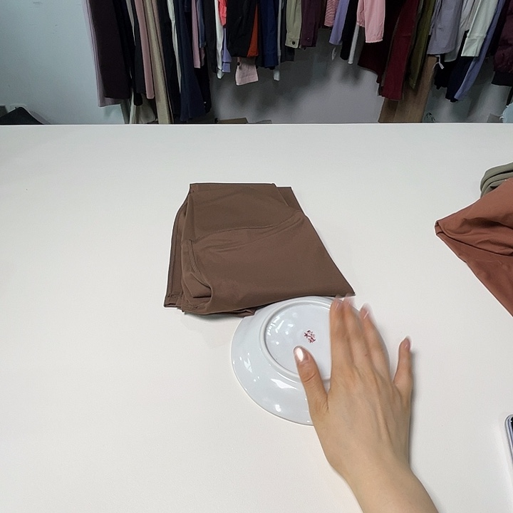 瓷片咖啡色。。。。。。。。。。。。。。
