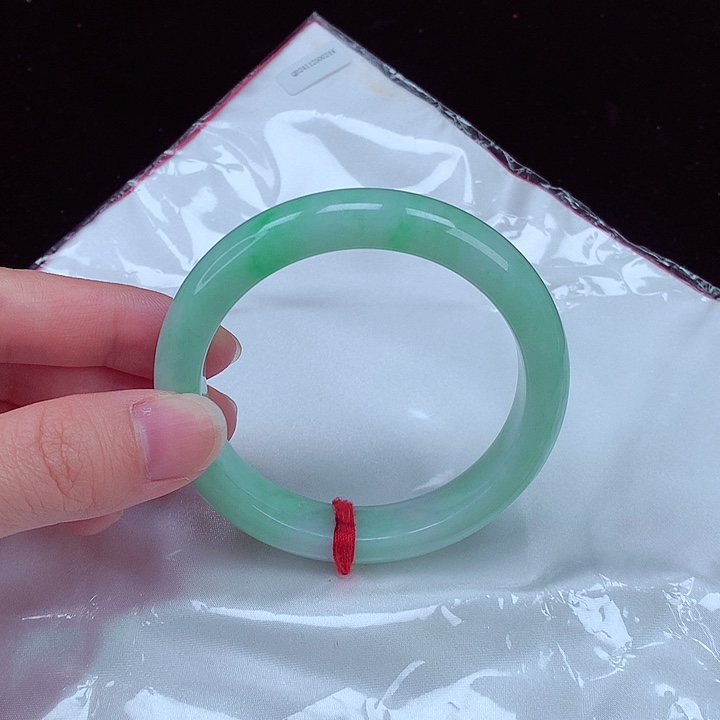 翡翠手镯未镶嵌翡翠